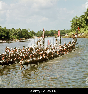 Indien, Kerala, Onam Festival. Ist die Zeit für Erntedankfest, wenn alle Männer Rennen Schlange Boote auf dem Fluss Pampa. Stockfoto