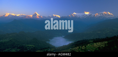 Himalaya-Panorama Blick auf Annapurna Range Fishtail anzeigen Annapurna I II III und IV am frühen Morgen Nepal Asien Stockfoto
