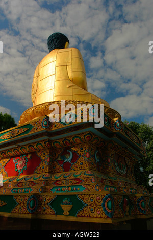 Golden Buddha am Eingang zur Swayambunath Stupa in Kathmandu-nepal Stockfoto