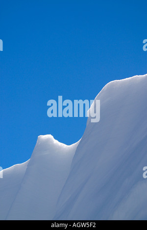 Nahaufnahme von einer Schneeverwehung mit einem klaren blauen Himmel. Stockfoto