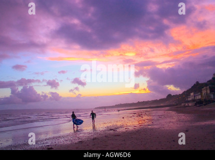 Bournemouth-Dorset in die Abend-Spaziergänger am Strand Meer Himmel Urlaubsbroschüre Stockfoto