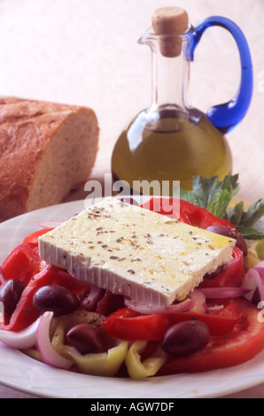 Einen frischen griechischen Salat Horiatiki und kleine Flasche kretische Olivenöl Kreta Griechenland Stockfoto