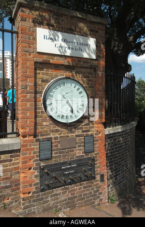 Hirte Gate Clock bei Royal Greenwich Observatory auf ziegelmauer mit standard Maßeinheiten an der Wall Platten unter London England Großbritannien Stockfoto