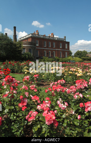 Rose Garden & The Rangers House ein georgianisches Anwesen im Stil von Palladian aus rotem Backstein beherbergt jetzt die Wernher Kunstsammlung Greenwich Park Blackheath London UK Stockfoto