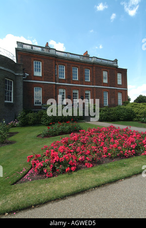 Rose Garden & The Rangers House ein georgianisches Anwesen im Stil von Palladian aus rotem Backstein beherbergt jetzt die Wernher Kunstsammlung Greenwich Park Blackheath London UK Stockfoto