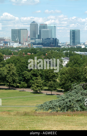 Greenwich Park Blick über den Fluss Themse Canary Wharf Sanierungsgebiet im Londoner East End Isle of Dogs docklands Stockfoto