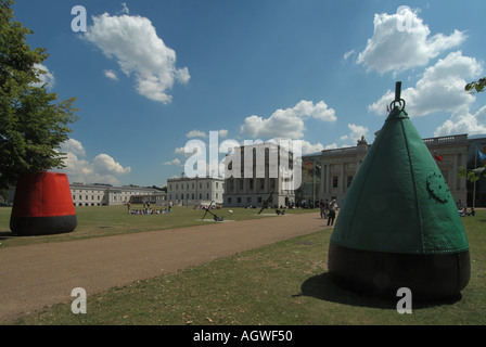 Das National Maritime Museum in Greenwich Eingang von Kanal Marker flankiert Bojen Teil von Queens House entfernten Greenwich Park London England Großbritannien Stockfoto