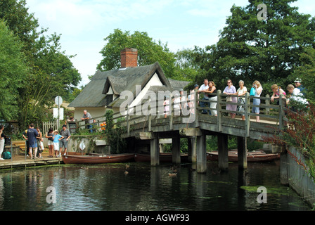 Fluss Stour am Flatford in der Nähe von East Bergholt an Essex Suffolk Grenze Bridge Cottage hat Assoziationen mit John Constable Stockfoto