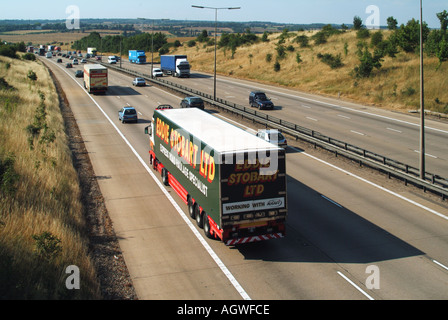 Eddie Stobart lkw-Rückansicht und Luftaufnahme der Werbung für Gelenkanhänger in Zusammenarbeit mit der NAAFI auf der britischen Autobahn M25 Stockfoto