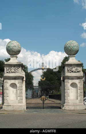 Greenwich Eingangstore und Pfeiler der alten Royal Naval College London England Großbritannien Stockfoto