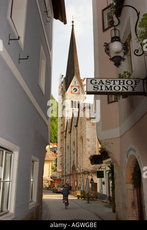 Schmalen Sie Seestrasse Straße in Hallstatt Dorf. Salzkammergut, Österreich. Stockfoto