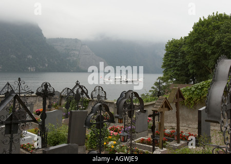 Terrassenförmig angelegte Friedhof mit Blick auf den Traunsee in Traunkirchen. Salzkammergut, Österreich. Stockfoto