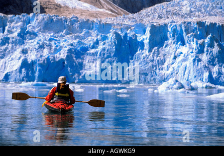 Kajak vor Gletscher Stockfoto