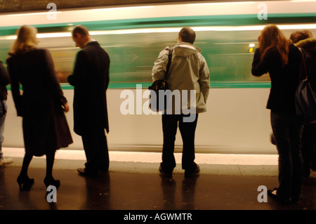 Parisern warten auf einen Zug auf der Paris u-Bahn an der Station St-Germain-des-Prés Stockfoto