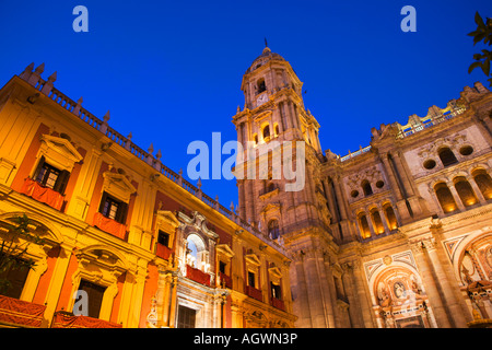 Malaga Bischofspalast und die Kathedrale in der Dämmerung Malaga Spanien Stockfoto