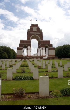 Der anglo-französischen Friedhof von 300 Toten einer jeden Nation an die Thiepval-Denkmal zum Gedenken an die 1916 Offensive der Somme, Frankreich Stockfoto