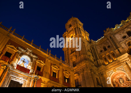 Die Kathedrale und Bischofspalast bei Abenddämmerung Malaga Spanien Stockfoto