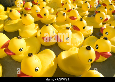 Gelbe Spielzeug Gummienten auf einem Jahrmarkt Stockfoto