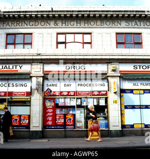 Alte Geschäfte unterhalb von Farringdon und High Holborn Station Schild in 2005 vor der Crossrail-Sanierung in der Cowcross Street in London ENGLAND GB KATHY DEWITT Stockfoto