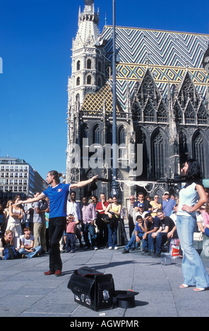 Straßenperformance vor dem Stephansdom in der St.-Stephans Platz in Wien Stockfoto