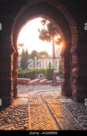 Hinterleuchtete Ansicht des maurischen Tür am Alcazar Gibralfaro Malaga Stockfoto