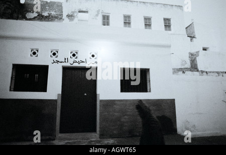 Schaurige unheimliche twilit Szene im Souk Medina in Asilah in Marokko im Maghreb in Nordafrika, Sahara. Nacht Nightfall Street Reise Maurischen Stockfoto