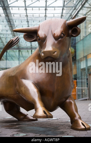 Der Bronze-Stier am Bullring Shopping Centre, Birmingham, England Stockfoto