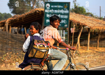 Indien Madhya Pradesh glückliche Schulkinder auf Fahrrad Kathia in der Nähe von Kanha Nationalpark März 2007