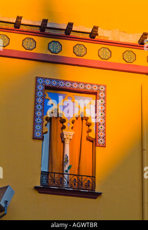 Einzigartige leuchtend bunte Fenster auf Bulding in Cordoba Spanien Stockfoto
