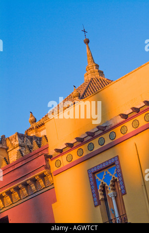 Einzigartige leuchtend bunten Türme und Dach auf Bulding in Cordoba Spanien Stockfoto