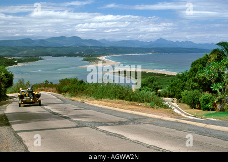 Blick über Plettenberg Bay und seine Lagune in Richtung des Keurboom-Flusses entlang der Küste der Garden Route in Südafrika. Stockfoto