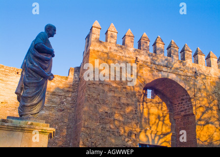 Jüdische Denker Statue stehen außerhalb der Puerta de Almodovar in Cordoba Spanien Stockfoto