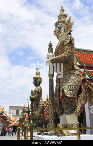 Mythische Riese Wächter Wache an der Pforte des Tempels der Emeral Buddha im Palast von Bangkok, Thailand Stockfoto