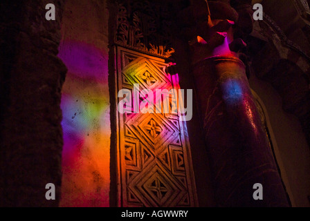 Farbige Prisma Regenbogen-Effekt auf Wanddetail in La Mezquita-Moschee in Cordoba Spanien Stockfoto