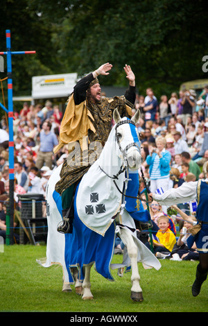 Mittelalterliche Ritterspiele Ritter zu Pferd beim Reenactment-Turnier Stockfoto