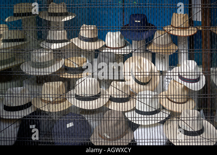 Kopfbedeckungen für Männer im Schaufenster Stockfoto