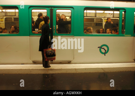 Parisern warten auf einen Zug auf der Paris u-Bahn an der Station St-Germain-des-Prés Stockfoto