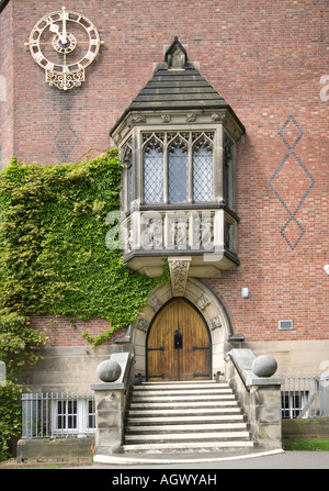 Bournville Dorfanger Grundschule beherbergt das Bournville Glockenspiel Stockfoto