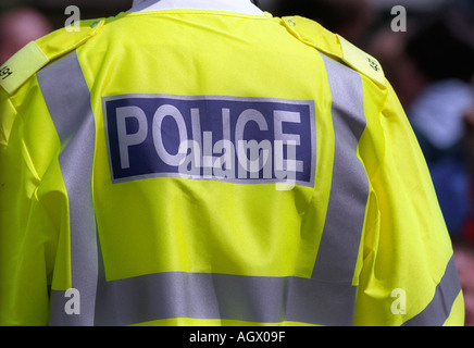 Polizist in Leuchtweste Rücken Stockfoto