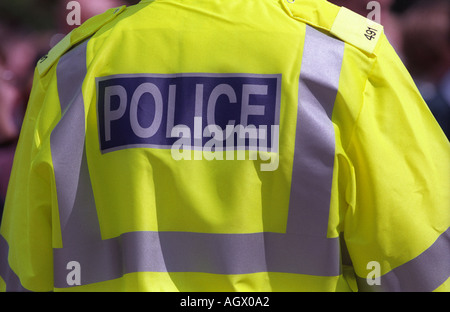 Polizist in Leuchtweste Rücken 491 Stockfoto