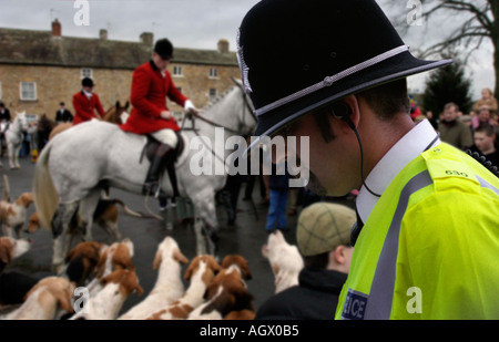 Polizist blickte auf den Boden in Leuchtweste, als eine traditionelle Fuchsjagd beginnt Stockfoto