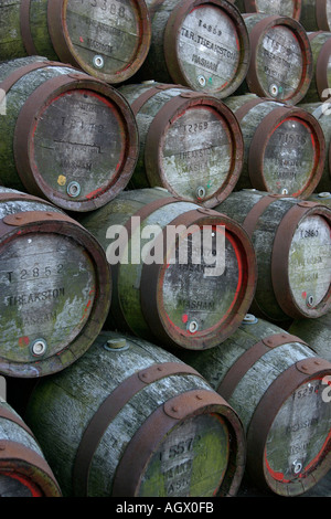 Bierfässern außerhalb Theakstons Brauerei in Masham England UK Stockfoto