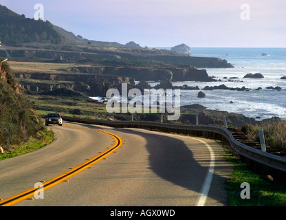 Ein einsamer Auto fährt entlang Highway One in der Big Sur Küste Stockfoto