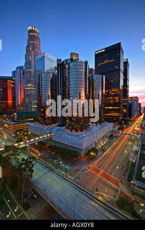 Skyline von Downtown Los Angeles bei Dämmerung, Los Angeles, Los Angeles County, California, Vereinigte Staaten von Amerika, USA Stockfoto
