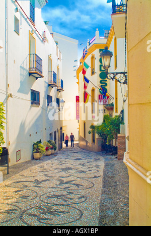 Straße und Gehweg in küstennahen Dorf Nerja Spanien Stockfoto