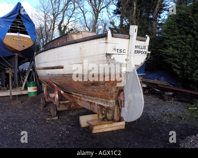 Holzboot in Werft für Malerarbeiten Stockfoto