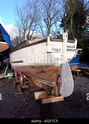 Holzboot in Werft für Malerarbeiten Stockfoto