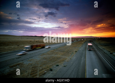 Erhöhte Ansicht des Autos auf der Autobahn interstate-Highway als Sonne setzt Gewitterwolken in der Nähe Stockfoto