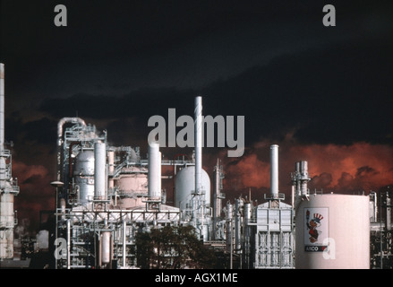 Öl-Raffinerie in Califfornia mit dunklen Himmel und Sturm in der Nähe Stockfoto