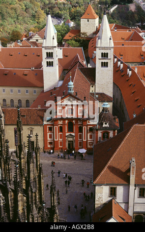 St.-Georgs Basilika und das Kloster von der Spitze des St. Veits-Dom, Prag, Tschechische Republik. Stockfoto